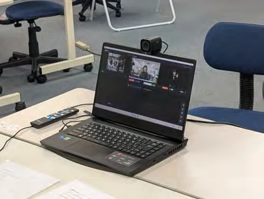 ファーストローンチのアバターシステムを操作するPC
