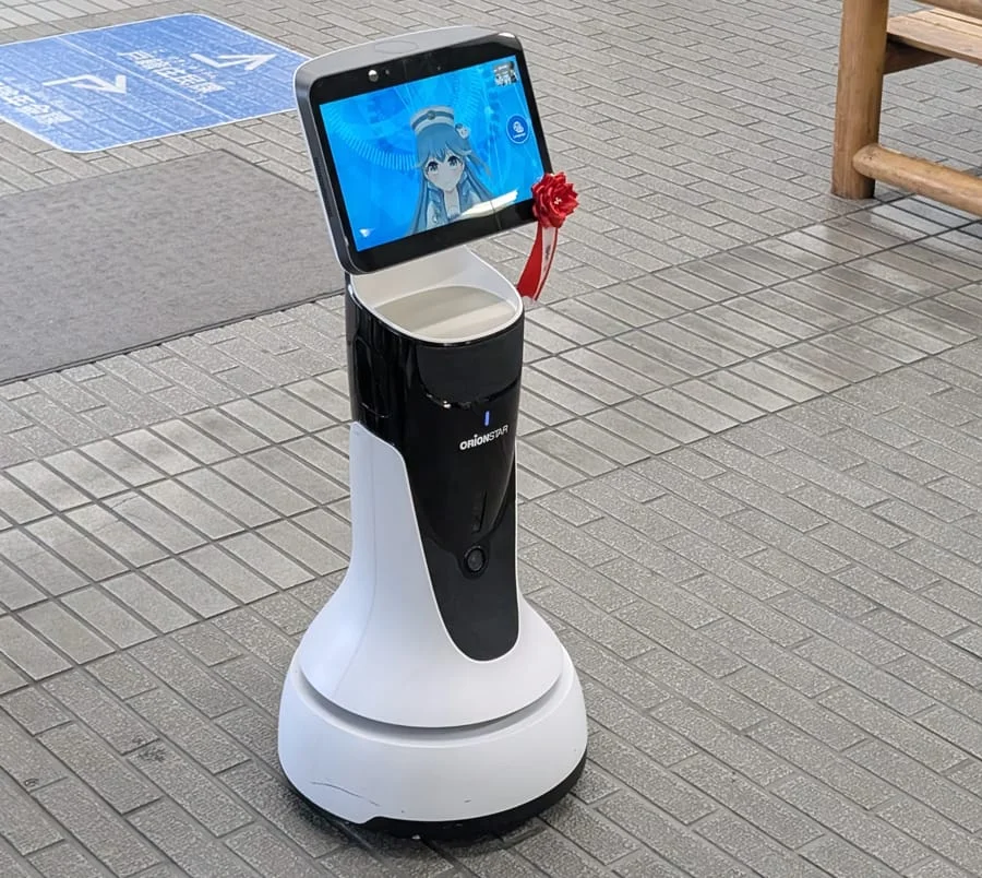 静岡市の実証で稼働するAIアバター搭載サービスロボット