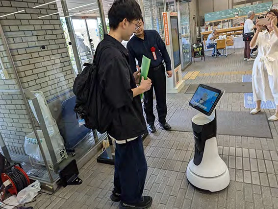 静岡市で人と共に働くAIサービスロボット