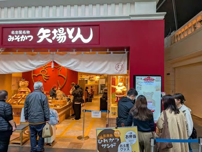 株式会社矢場とん：店頭でお客様を迎えるAIぶーちゃん