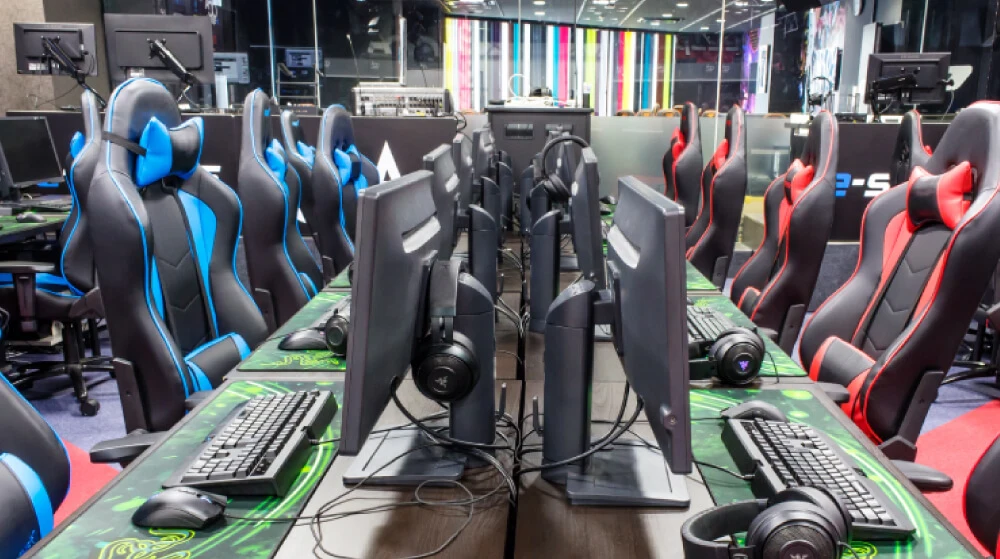 PCと周辺機器を備えた施設の導入風景