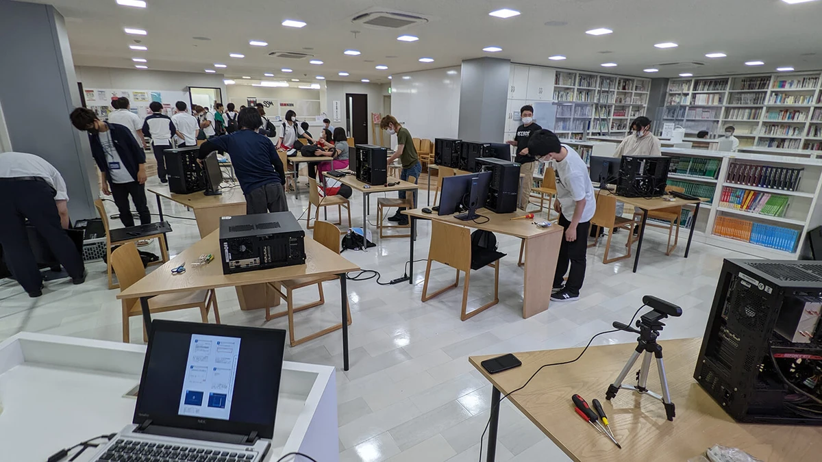 地域でのIT体験の取り組みとして紹介するPC制作の様子