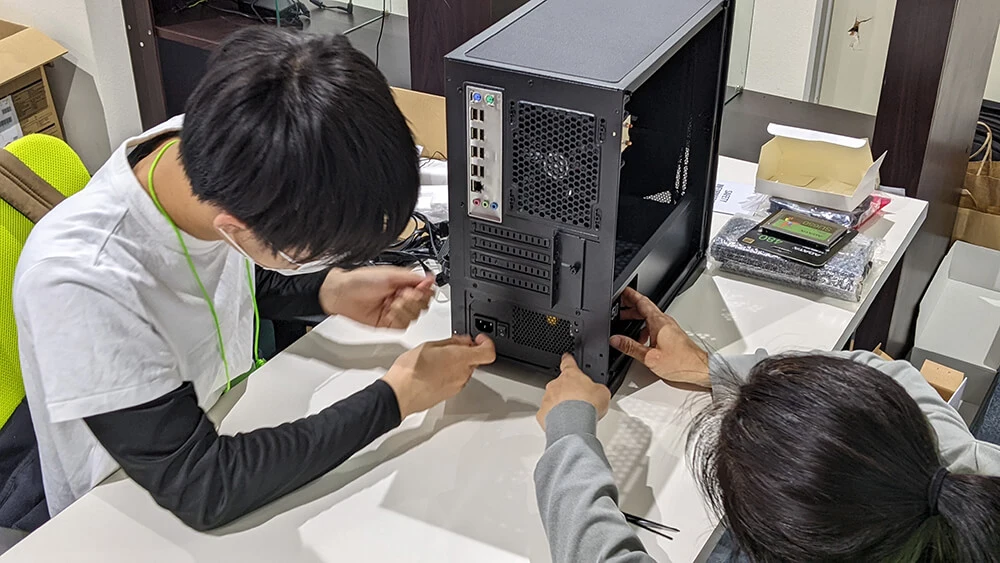 協力してパソコンを組み立てるワークショップ