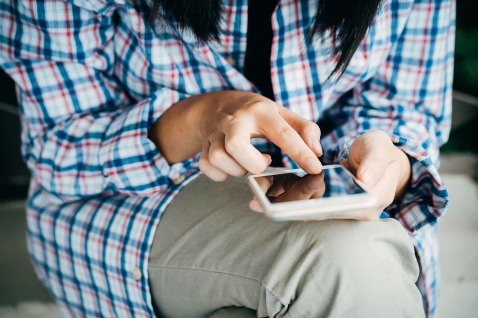 手元のスマートフォンを操作する利用者