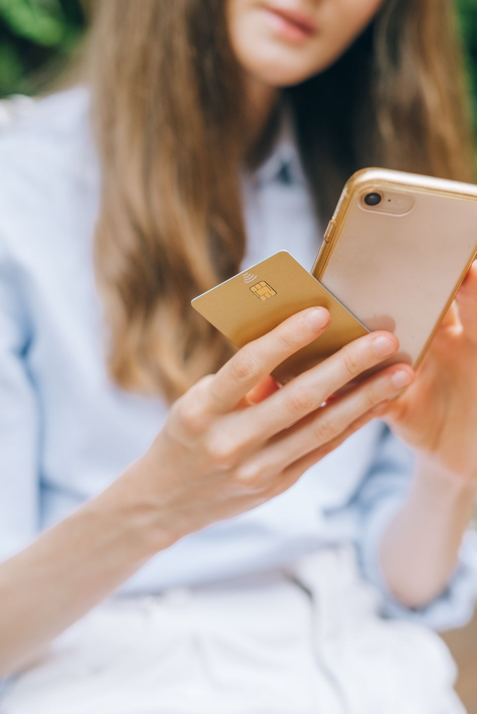 スマートフォンとクレジットカードを手に持つ利用者